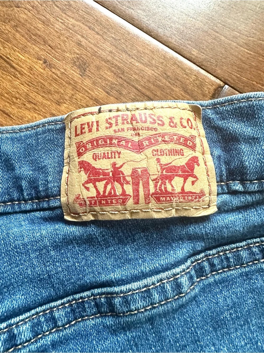 Levi’s Classic Bermuda Shorts 20W Medium Wash Cuffed Stretch Denim